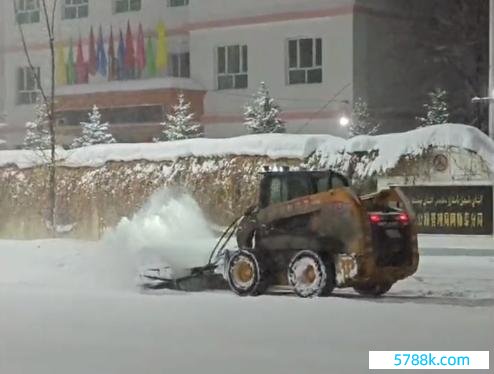  2月16日凌晨，阿勒泰市关连部门连夜清扫积雪。视频截图/雪齐融媒